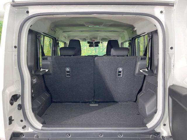 ���i�̂���������ʋ΁A���}���ɏ\���ȉ׎��X�y�[�X���m�ۂ��Ă���܂��B�Z�J���h�V�[�g��|���ƁA�傫�ȉו��̐ύڂ��\�ł���