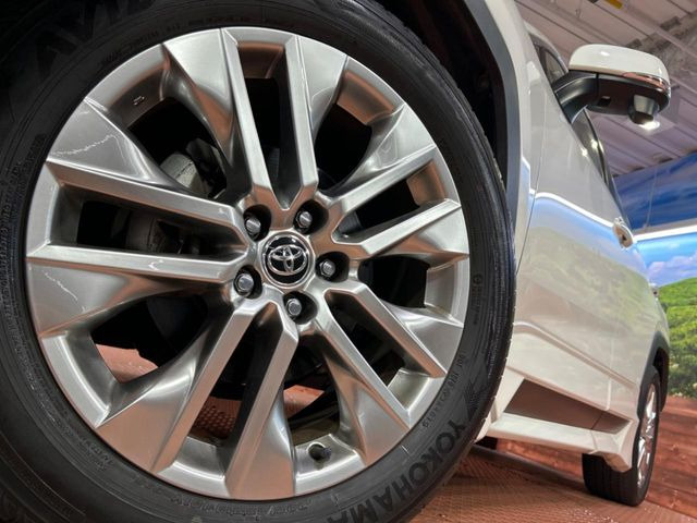 【純正19インチアルミホイール】外観にマッチした純正アルミホイールを装着しております。各種社外アルミホイールや、スタッドレスタイヤも取扱いしております。是非ご相談ください♪