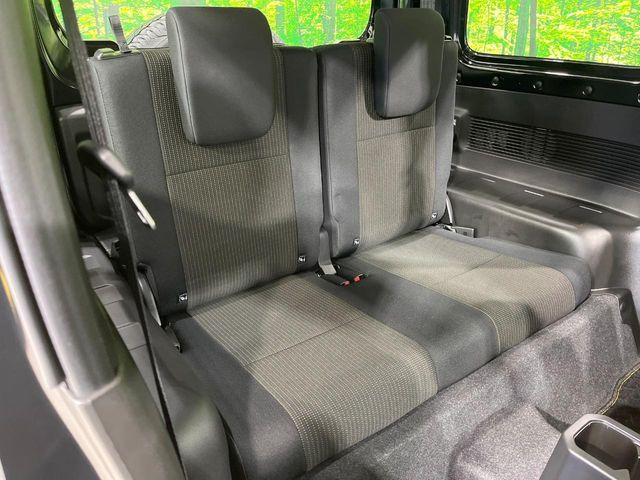 後部座席も気になるようなキズ・汚れやへたり等、大きなダメージはなく、良好な状態です。