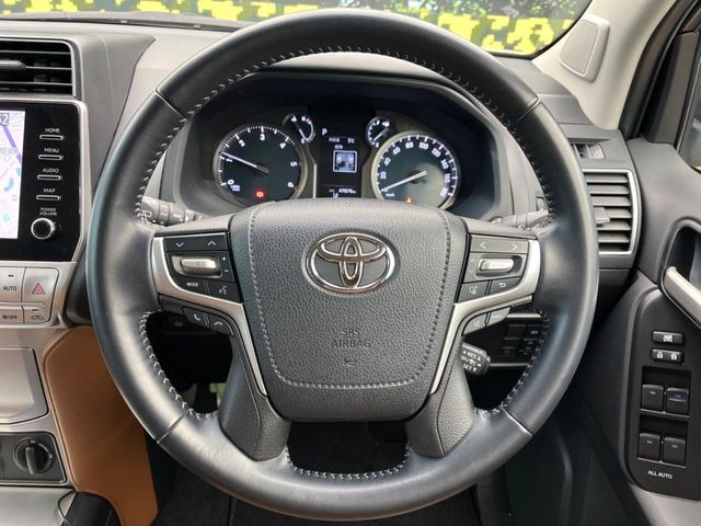 �C���e���A�ɍ��킹���f�U�C���̃X�e�A�����O�́A�^�]�������̂��Ƃ��l���A�^�]���₷���`��A�傫���ł��B�����x�A���ۂɐG���Ă��m���߂��������B