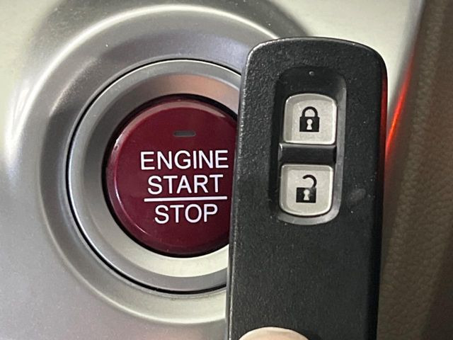 �yHonda�X�}�[�g�L�[�z�J�o����|�P�b�g�ɓ��ꂽ�܂܂ł��h�A�̎{���E�������\�ȃX�}�[�g�L�[�𑕔��B�G���W���̃I���E�I�t�����J�M�����o���K�v����������Ƃ��Ă��֗��ł���