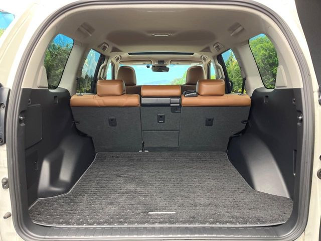 ���i�̂���������ʋ΁A���}���ɏ\���ȉ׎��X�y�[�X���m�ۂ��Ă���܂��B�Z�J���h�V�[�g��|���ƁA�傫�ȉו��̐ύڂ��\�ł���