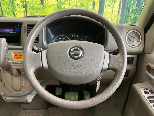 �C���e���A�ɍ��킹���f�U�C���̃X�e�A�����O�́A�^�]�������̂��Ƃ��l���A�^�]���₷���`��A�傫���ł��B�����x�A���ۂɐG���Ă��m���߂��������B