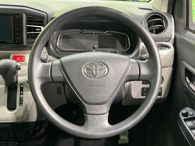 �C���e���A�ɍ��킹���f�U�C���̃X�e�A�����O�́A�^�]�������̂��Ƃ��l���A�^�]���₷���`��A�傫���ł��B�����x�A���ۂɐG���Ă��m���߂��������B