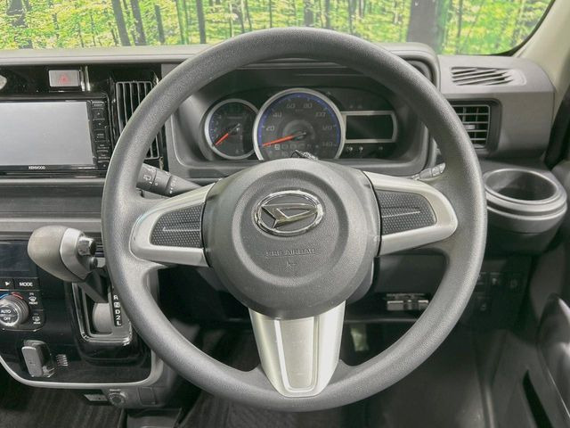 �C���e���A�ɍ��킹���f�U�C���̃X�e�A�����O�́A�^�]�������̂��Ƃ��l���A�^�]���₷���`��A�傫���ł��B�����x�A���ۂɐG���Ă��m���߂��������B