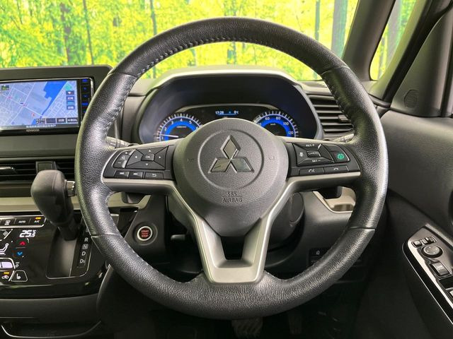 �C���e���A�ɍ��킹���f�U�C���̃X�e�A�����O�́A�^�]�������̂��Ƃ��l���A�^�]���₷���`��A�傫���ł��B�����x�A���ۂɐG���Ă��m���߂��������B