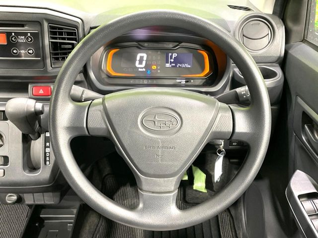 �C���e���A�ɍ��킹���f�U�C���̃X�e�A�����O�́A�^�]�������̂��Ƃ��l���A�^�]���₷���`��A�傫���ł��B�����x�A���ۂɐG���Ă��m���߂��������B