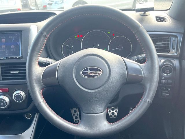 �y�����v�����X�e�A�����O�z�㎿�Ȋv���g�p���邱�ƂŁA��ɂ����������݂ƂĂ��^�]���₷���n���h���ł���