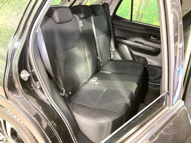 広々とした2列目シートは居住性が高く、居心地も快適!友達や家族とのお出かけにぴったりです。ベビーシートやチャイルドシート使用時も快適にお過ごしいただける十分な空間を確保しています。