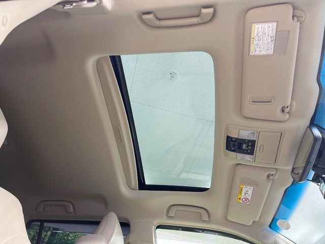 【サンルーフ】開放感たっぷりの希少装備、サンルーフが装着されています!車内に明かりを取り入れたり景色を楽しむ以外にも、車内の空気も簡単に換気できて快適です!