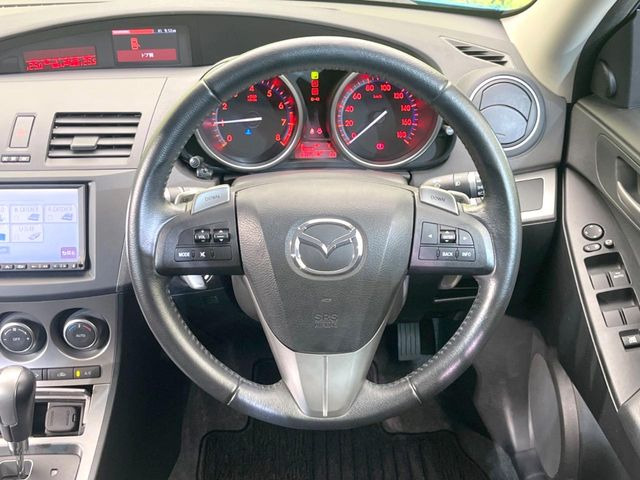 �y�����v�����X�e�A�����O�z�㎿�Ȋv���g�p���邱�ƂŁA��ɂ����������݂ƂĂ��^�]���₷���n���h���ł���