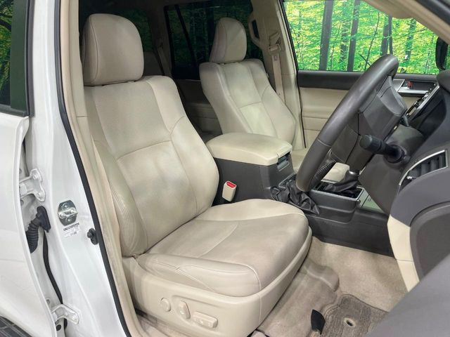 【ベージュレザーシート】デザイン性が高く、高級感のあるベージュ革シート。常に体に触れる部分だから、座り心地の良さにはこだわりたいですね♪汚れの付着や劣化を抑制する内装コーティング施工もおススメですよ♪