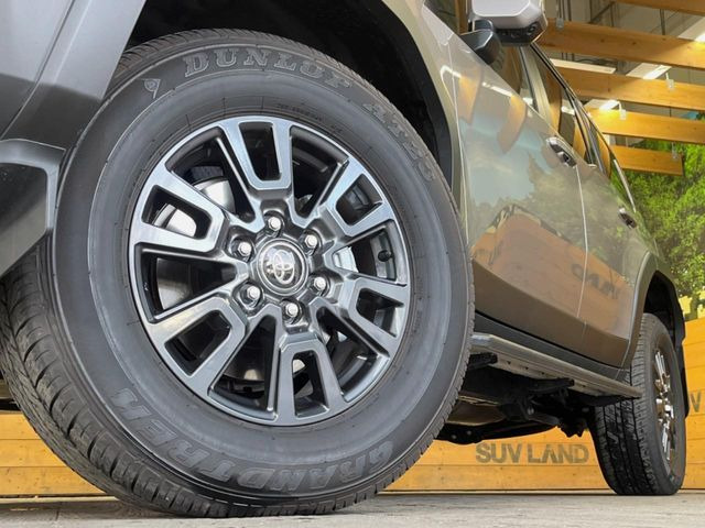 �y����18�C���`�A���~�z�C�[���z�O�ςɃ}�b�`���������A���~�z�C�[���𑕒����Ă���܂��B�e��ЊO�A���~�z�C�[����A�X�^�b�h���X�^�C�����戵�����Ă���܂��B���񂲑��k����������