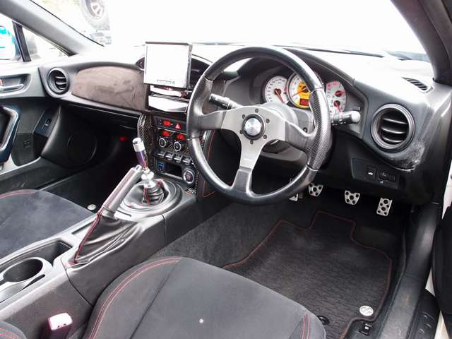 �������Y��Ƀ��[���N���[�j���O�ς݂ƂȂ�܂��B���΂��̌��ȏL����F���܂̏L����������܂���B����]�ɉ�����RECARO���Ȃǂ̃X�|�[�c�V�[�g�ɕύX���\�ł��B���C�y�ɂ����k�������܂�