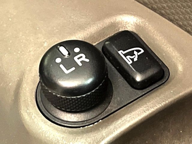 �y�d���i�[�~���[�z�T�C�h�~���[�͓d���i�[���ƂȂ��Ă���A�������ԏ�ł��L�Y�������X�N��}�����܂��B