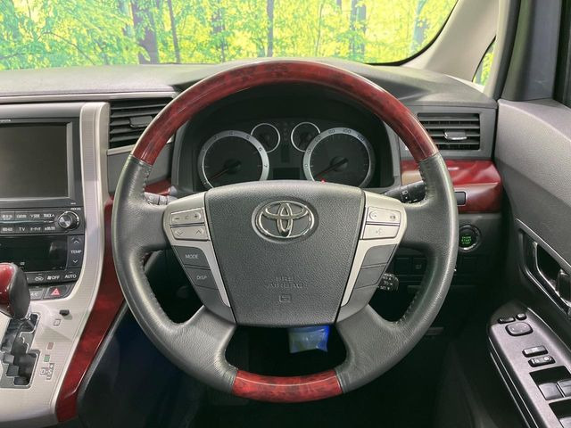 �C���e���A�ɍ��킹���f�U�C���̃X�e�A�����O�́A�^�]�������̂��Ƃ��l���A�^�]���₷���`��A�傫���ł��B�����x�A���ۂɐG���Ă��m���߂��������B