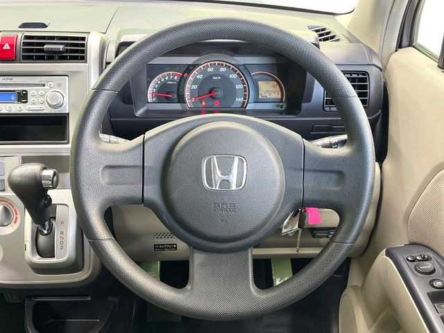 �C���e���A�ɍ��킹���f�U�C���̃X�e�A�����O�́A�^�]�������̂��Ƃ��l���A�^�]���₷���`��A�傫���ł��B�����x�A���ۂɐG���Ă��m���߂��������B