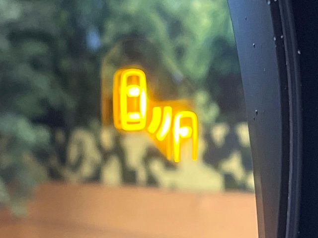 【ブラインドスポットモニター】走行中、ドアミラーの死角になりやすい箇所に後続車が接近するとサイドミラーのレンズに警告を表示!ドライバーに注意喚起をしてくれます。