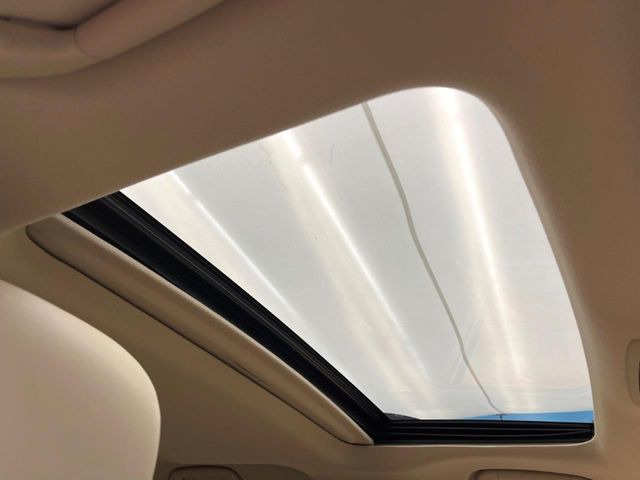 【サンルーフ】開放感たっぷりの希少装備、サンルーフが装着されています!車内に明かりを取り入れたり景色を楽しむ以外にも、車内の空気も簡単に換気できて快適です!