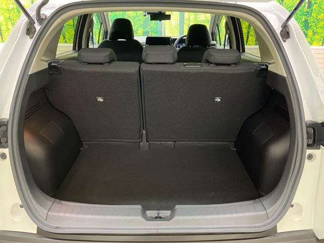 ���i�̂���������ʋ΁A���}���ɏ\���ȉ׎��X�y�[�X���m�ۂ��Ă���܂��B�Z�J���h�V�[�g��|���ƁA�傫�ȉו��̐ύڂ��\�ł���