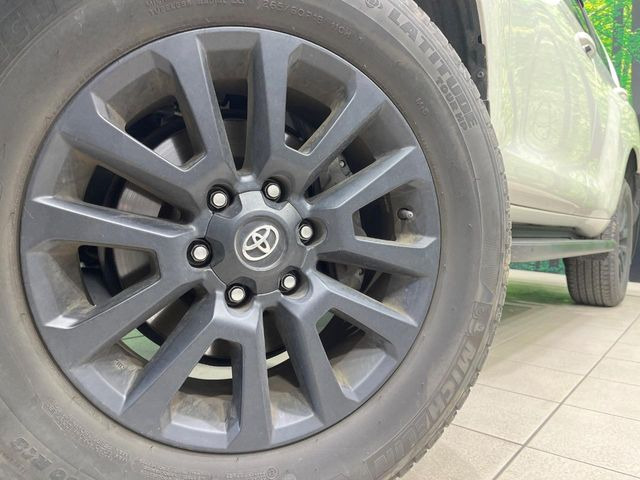 【グレード専用純正18インチアルミホイール】デザイン性の高い純正アルミホイールを装着しております。各種社外アルミホイールや、スタッドレスタイヤも取扱いしております。是非ご相談ください♪