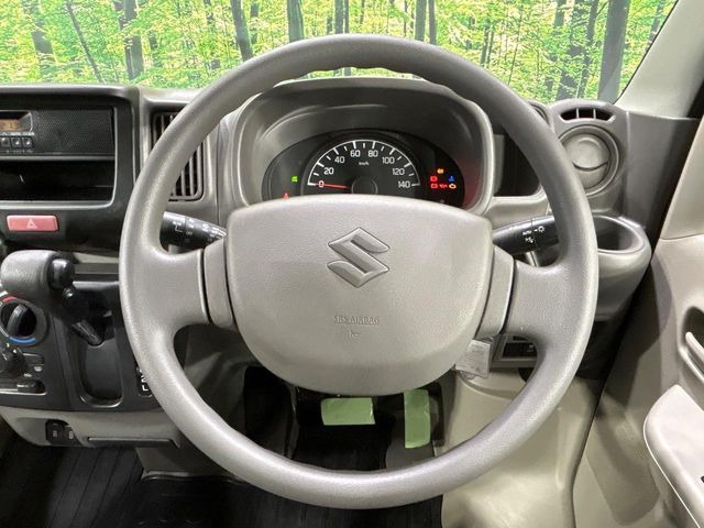 �C���e���A�ɍ��킹���f�U�C���̃X�e�A�����O�́A�^�]�������̂��Ƃ��l���A�^�]���₷���`��A�傫���ł��B�����x�A���ۂɐG���Ă��m���߂��������B