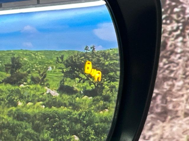 【ブラインドスポットモニター】走行中、ドアミラーの死角になりやすい箇所に後続車が接近するとサイドミラーのレンズに警告を表示!ドライバーに注意喚起をしてくれます。