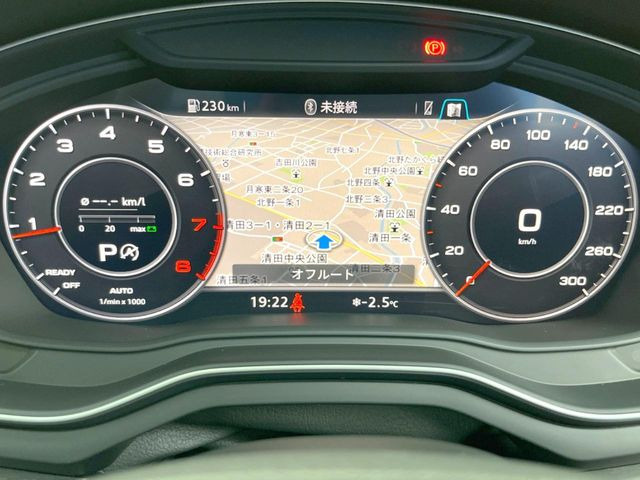 ���o�[�`�����R�b�N�s�b�g:�S�̂��t���p�l���ƂȂ��Ă����i�I�ȃ��[�^�[�p�l���B�ʏ�̃X�s�[�h���[�^�[�Ƃ��Ă̋@�\�͂������A�i�r�E�I�[�f�B�I�@�\�̊m�F�E������ł��A�^�]�ɏW�����₷���Ȃ��Ă���܂��B