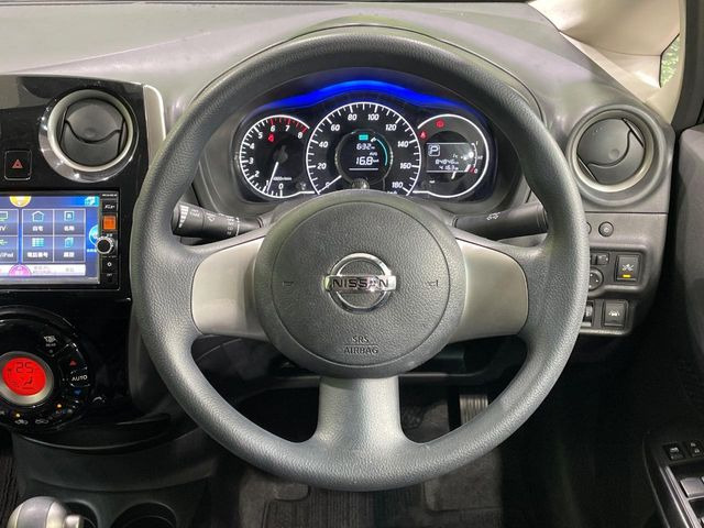 �C���e���A�ɍ��킹���f�U�C���̃X�e�A�����O�́A�^�]�������̂��Ƃ��l���A�^�]���₷���`��A�傫���ł��B�����x�A���ۂɐG���Ă��m���߂��������B