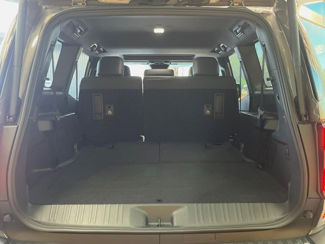 ���i�̂���������ʋ΁A���}���ɏ\���ȉ׎��X�y�[�X���m�ۂ��Ă���܂��B�Z�J���h�V�[�g��|���ƁA�傫�ȉו��̐ύڂ��\�ł���