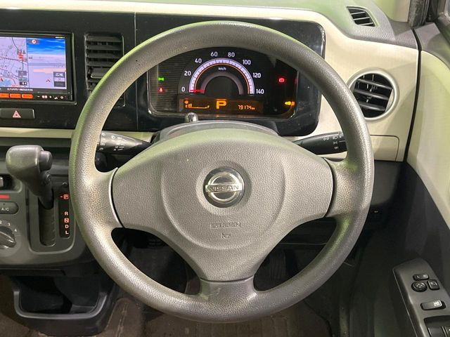 �C���e���A�ɍ��킹���f�U�C���̃X�e�A�����O�́A�^�]�������̂��Ƃ��l���A�^�]���₷���`��A�傫���ł��B�����x�A���ۂɐG���Ă��m���߂��������B