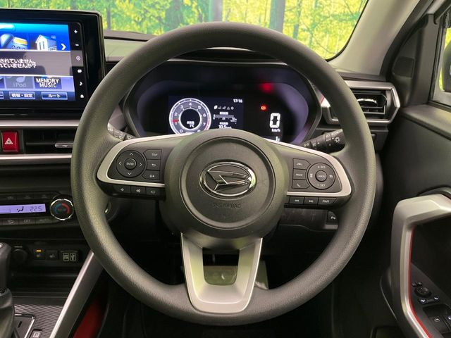 �C���e���A�ɍ��킹���f�U�C���̃X�e�A�����O�́A�^�]�������̂��Ƃ��l���A�^�]���₷���`��A�傫���ł��B�����x�A���ۂɐG���Ă��m���߂��������B