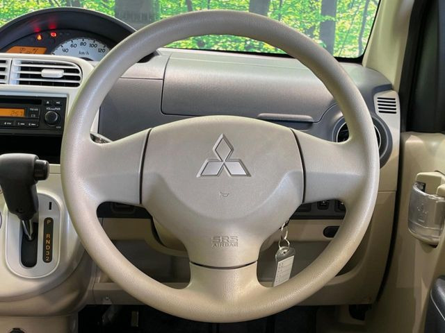 �C���e���A�ɍ��킹���f�U�C���̃X�e�A�����O�́A�^�]�������̂��Ƃ��l���A�^�]���₷���`��A�傫���ł��B�����x�A���ۂɐG���Ă��m���߂��������B