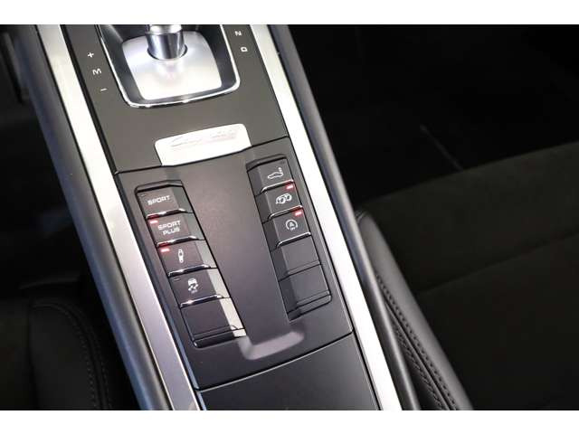 �ꕔ�^�[�{�𓋍ڂ����O���[�h���W�J���ꂽ718�^�ɔ�ׂāA3.4L ���R�z�C��6�C���G���W���𓋍ڂ���981�^��GTS�͊�������蔗�͂̂���G���W���T�E���h�����y���݂��������܂��B