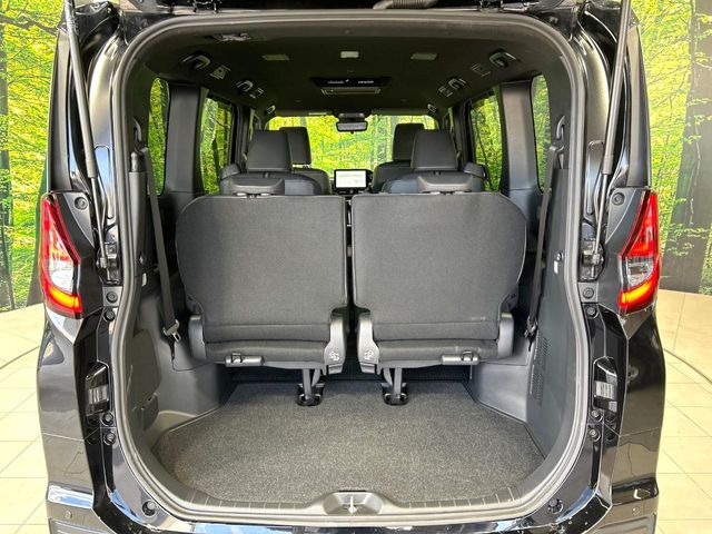 ���i�̂���������ʋ΁A���}���ɏ\���ȉ׎��X�y�[�X���m�ۂ��Ă���܂��B�Z�J���h�V�[�g��|���ƁA�傫�ȉו��̐ύڂ��\�ł���