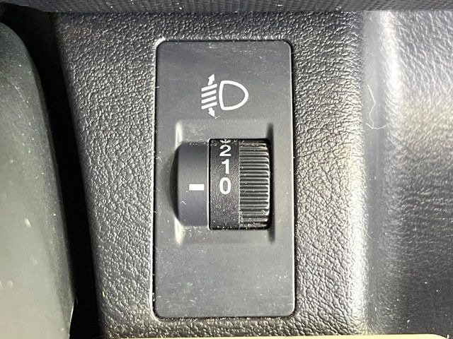 �y�w�b�h���C�g���x���C�U�[�z�ԗ��̎p���ɉ����ăw�b�h���C�g�̏Ǝˊp�x���蓮�Œ������A�Ό��Ԃ�Ῐf�����Ȃ����߂̑��u�ł��B