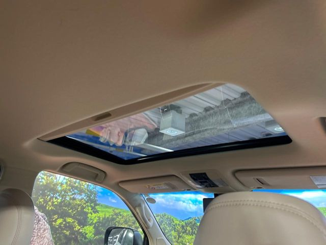 【サンルーフ】開放感たっぷりの希少装備、サンルーフが装着されています!車内に明かりを取り入れたり景色を楽しむ以外にも、車内の空気も簡単に換気できて快適です!