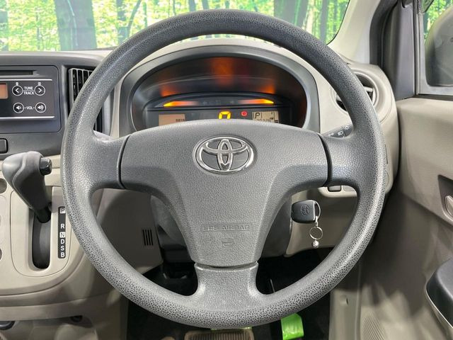 �C���e���A�ɍ��킹���f�U�C���̃X�e�A�����O�́A�^�]�������̂��Ƃ��l���A�^�]���₷���`��A�傫���ł��B�����x�A���ۂɐG���Ă��m���߂��������B