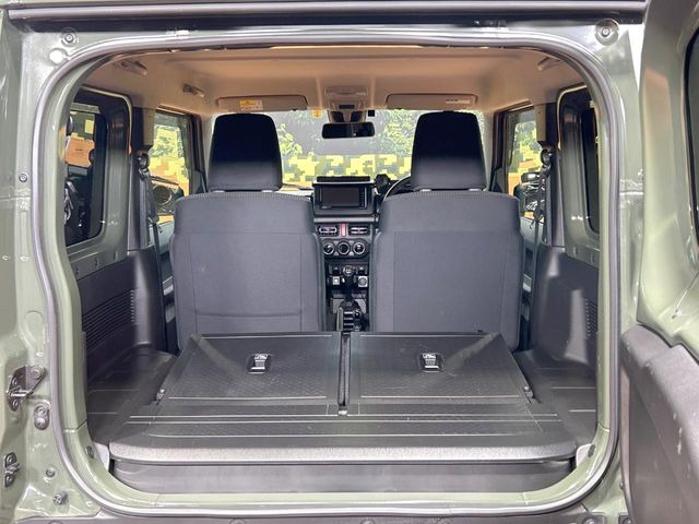 ���i�̂���������ʋ΁A���}���ɏ\���ȉ׎��X�y�[�X���m�ۂ��Ă���܂��B�Z�J���h�V�[�g��|���ƁA�傫�ȉו��̐ύڂ��\�ł���