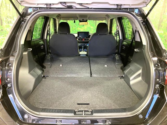 普段のお買い物や通勤、送迎等に十分な荷室スペースを確保しております。セカンドシートを倒すと、大きな荷物の積載も可能です♪