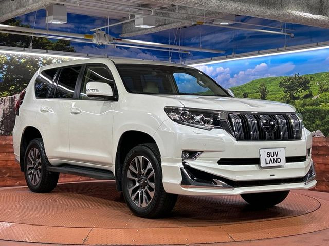 高透明度のガラス皮膜で撥水はもちろん、上質なツヤ・光沢を実現。紫外線や酸性雨から大切な愛車を保護し、色あせ・劣化を防止。「弾スプラッシュコート」、「弾プリミッサコート」からお選びいただけます。