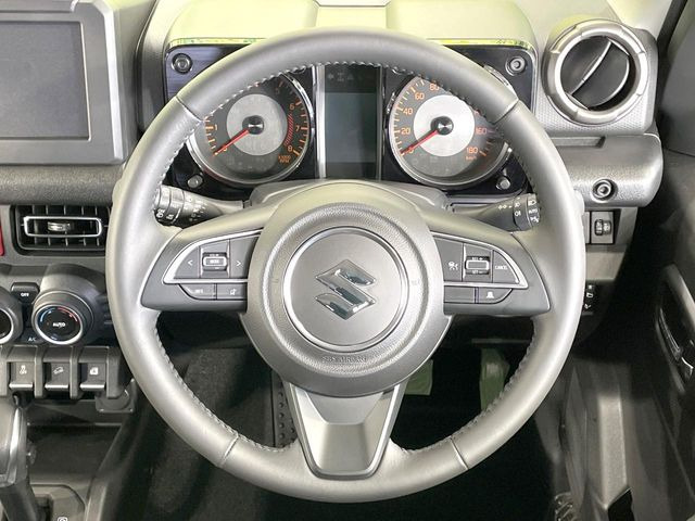 【純正革巻きステアリング】上質な革を使用することで、手にしっかり馴染みとても運転しやすいハンドルです♪