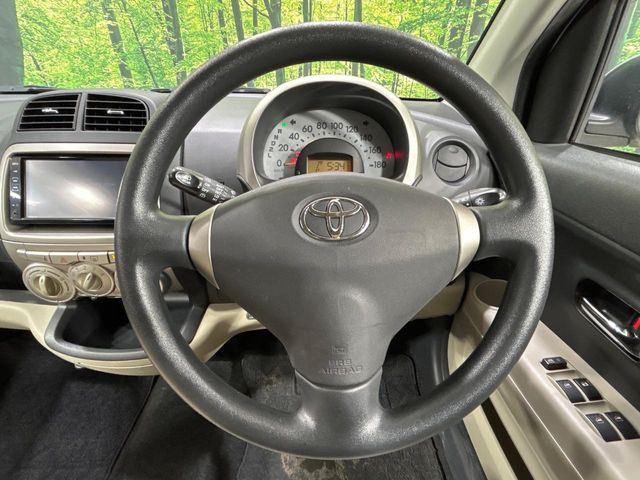 �C���e���A�ɍ��킹���f�U�C���̃X�e�A�����O�́A�^�]�������̂��Ƃ��l���A�^�]���₷���`��A�傫���ł��B�����x�A���ۂɐG���Ă��m���߂��������B