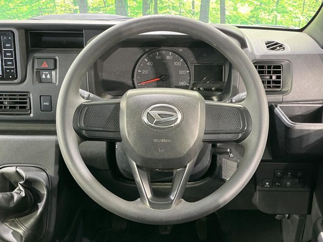 �C���e���A�ɍ��킹���f�U�C���̃X�e�A�����O�́A�^�]�������̂��Ƃ��l���A�^�]���₷���`��A�傫���ł��B�����x�A���ۂɐG���Ă��m���߂��������B