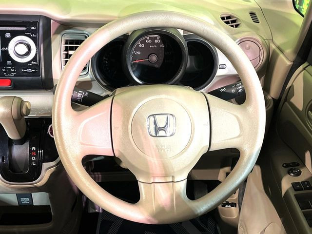 �C���e���A�ɍ��킹���f�U�C���̃X�e�A�����O�́A�^�]�������̂��Ƃ��l���A�^�]���₷���`��A�傫���ł��B�����x�A���ۂɐG���Ă��m���߂��������B