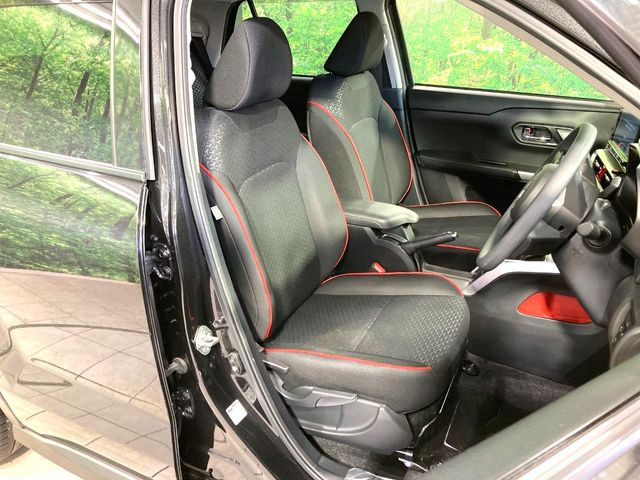 運転席まわりには十分なスペースがあり、大柄な方でもゆったり運転していただける環境です。