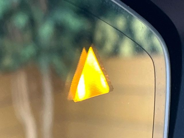 【ブラインドスポットモニタリング】走行中、ドアミラーの死角になりやすい箇所に後続車が接近するとサイドミラー付近に警告を表示、ドライバーに注意喚起をしてくれます。