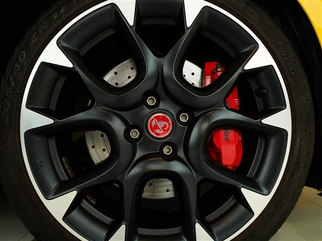 ���ɂ������̃J�[�{���p�[�c����������Ă��܂��B