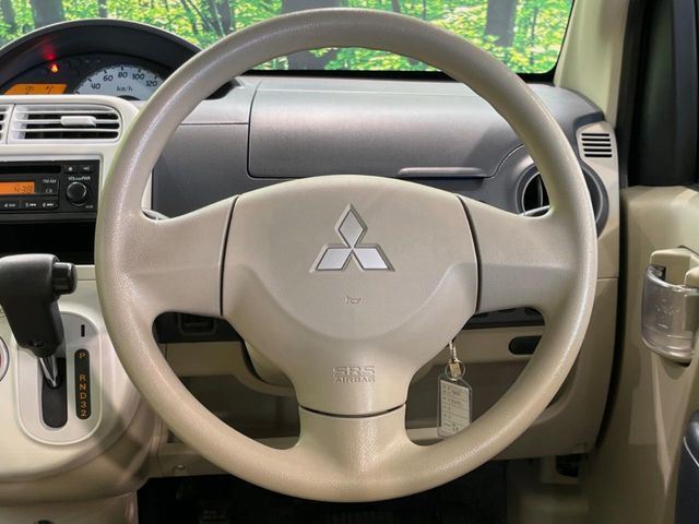 �C���e���A�ɍ��킹���f�U�C���̃X�e�A�����O�́A�^�]�������̂��Ƃ��l���A�^�]���₷���`��A�傫���ł��B�����x�A���ۂɐG���Ă��m���߂��������B