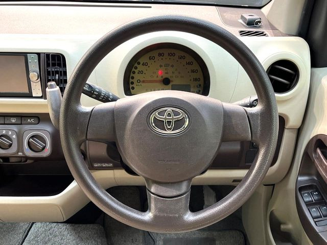 �C���e���A�ɍ��킹���f�U�C���̃X�e�A�����O�́A�^�]�������̂��Ƃ��l���A�^�]���₷���`��A�傫���ł��B�����x�A���ۂɐG���Ă��m���߂��������B